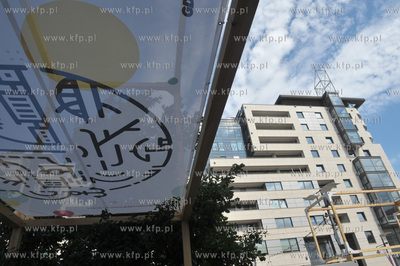 Gdynia Design Days na placu Kaszubskim. W glebi apartamentowiec...