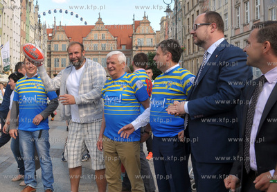 Proba bicia rekordu swiata w podawaniu pilki do rugby...