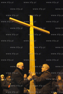 Droga krzyzowa przeszla ulicami kaszubskiego Zukowa...