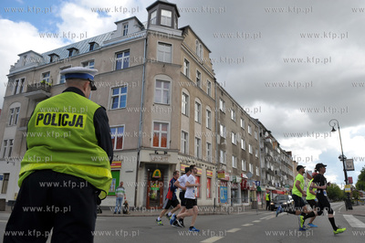 II PZU Gdansk Maraton.  Zawodnicy na skrzyzowaniu ul.Podwale...