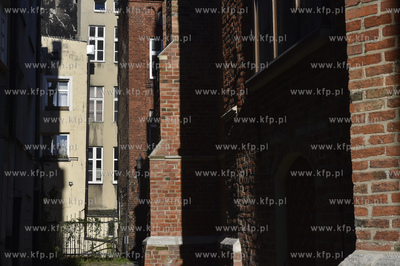 Gdańsk. Zaułek Zachariasza Zappio obok kościoła...