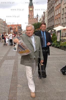 Lech Walesa na Dlugim Targu w Gdansku w drodze do swojego...