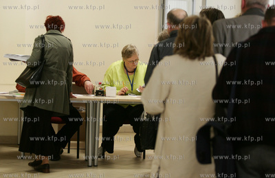 Gdansk. Urzad Skarbowy nr 1. Podatnicy skladaja zeznania...