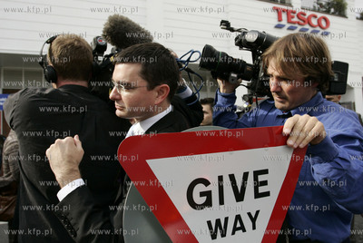 Donald Tusk odwiedza polskich pracownikow w sklepie...