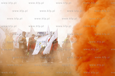 Keblowo. Rybacy blokuja droge krajowa nr 6. Jest to...