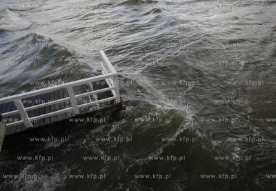 Gdansk Brzezno. Sztorm atakuje molo. 13.10.2009 fot....