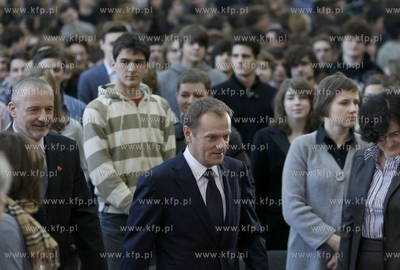 Gdynia. Gimnazjum nr 24 . Premier RP Donald Tusk wzial...