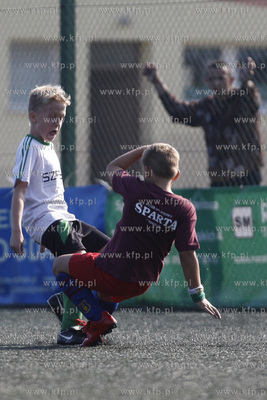 Gdansk Zaspa. Pilkarski turniej dzikich druzyn Do przerwy...