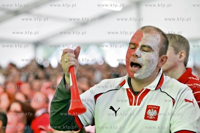 Sopot. Fan Camp Carlsberg. Kibice ogladaja mecz mistrzostw...