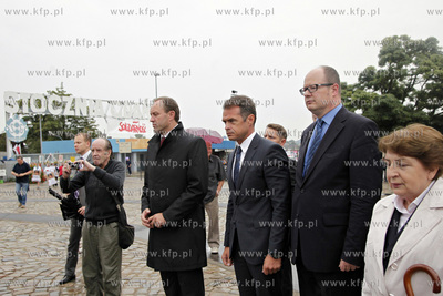 Gdansk. Zlozenie kwiatow pod pomnikiem Poleglych Stoczniowcow...