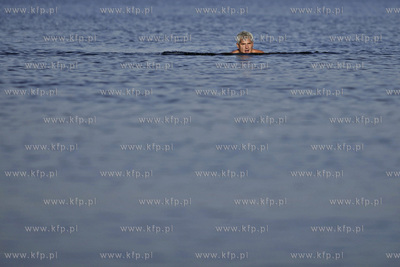 Sopot. Jesienna kapiel w Zatoce Gdanskiej.
02.10.2012
fot....