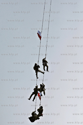 Gdynia. Swieto Morza. Pokaz dzialan antyterrorystycznych...