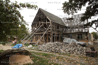 Budowa domu podcieniowego w Orlowie na Zulawach.
13.10.2013
fot....