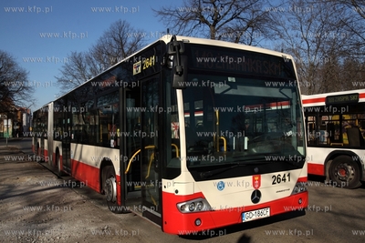 Autobus Mercedes Conecto na przystanku w Gdańsku Nowym...