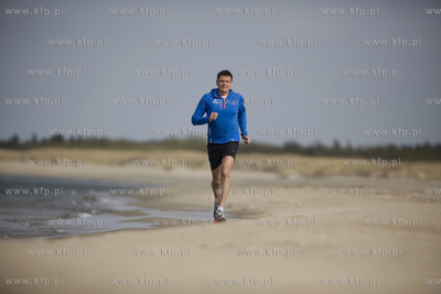 Adam Korol biega na plazy na gdanskich Stogach. 30.04.2015...
