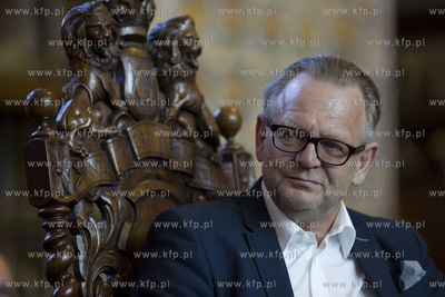 Dwor Artusa. Uroczysta sesja Rady Miasta Gdanska. Wreczenie...