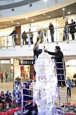 Galeria Przymorze. Pokaz rzeźbienia w lodzie połączony...