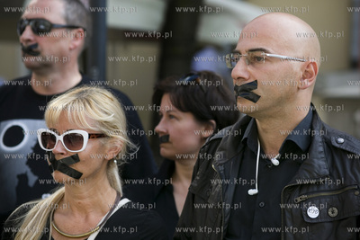 Gdańsk. Długi Targ. Milczący protest KOD-u przeciw...