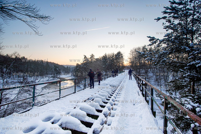 Zima na Kaszubach. Most kratownicowy z końca XIX w....