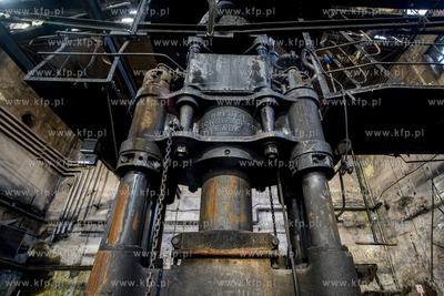 Kuźnia w Stoczni Cesarskiej w Gdańsku z młotem kuźniczym...