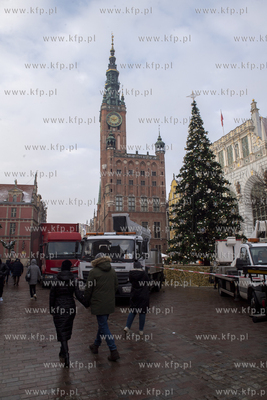 Gdańsk. Montaż choink na Długim Targu. 30.11.2023...