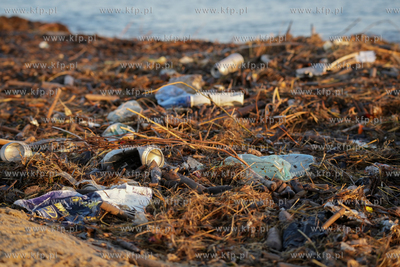 Śmieci na plaży w Mikoszewie. 08.03.2025 fot. Paweł...