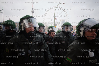 Berlin. Demonstracja grup lewicowych i antyfaszystow...