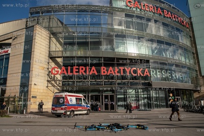 Karetka pogotowia pod Galerią Bałtycką. 12.03.2020...