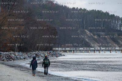 Gdynia  Orłowo. Morze znowu zabrało plażę w Orłowie....