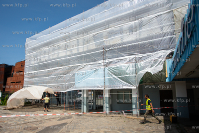 Gdańsk. Renowacja napisu STOCZNIA nad bramą nr 2....