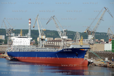 Port w Gdyni. Widok z promu Stena Baltica. n/z 196-metrowy...