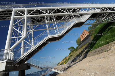 Trzesacz. Gotowe zejscie na plaze budowane od 2007...