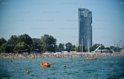 Gdynia . Plaza miejska. Wysokie temperatury i sloneczna...