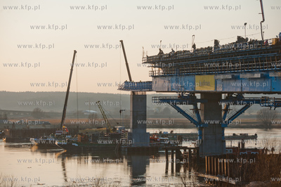 Kwidzyn. Budowa mostu na rzece Wisle. 
07.03.2012...
