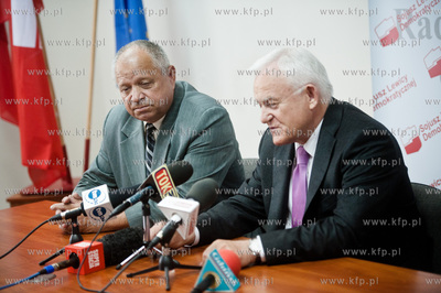 Gdynia. Biuro poselskie Leszka Millera. Wspolna konferencja...