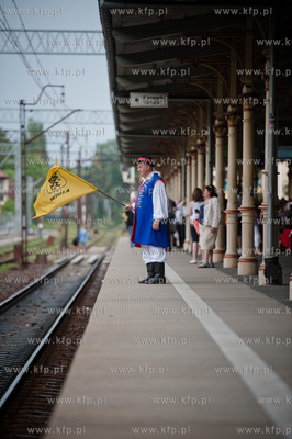 Sopot. Dworzec PKP. Pociag Transcassubia przywozl grupy...