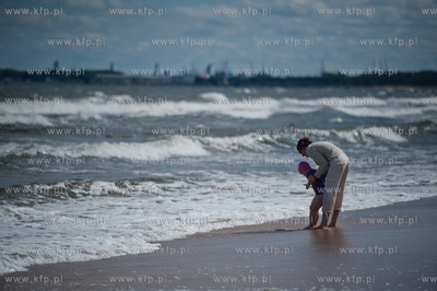 Gdansk. Czerwona flaga wywieszona na plazy w Jelitkowie...
