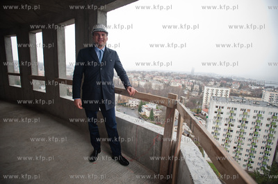 Gdynia. Uroczystosc zawieszenia wiechy na apartamentowcu...