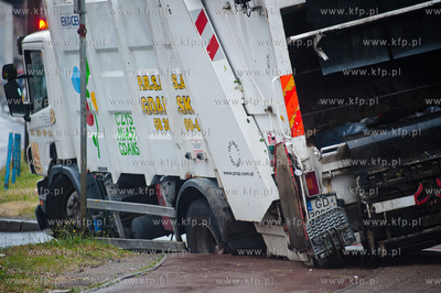 Gdansk. Ul. Leona Miszewskiego. Smieciarka, ktora podczas...