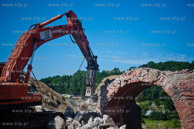 Gdansk. Wyburzanie wiaduktu przy ul. Ogrodowej, ktory...