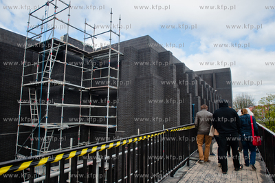 Gdansk. Pierwszy spacer Gdanszczan po Murze Teatru...