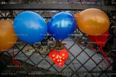 Gdansk. Walentynkowe dekoracje Palacu Mlodziezy, przygotowane...