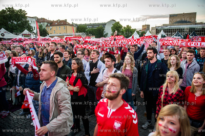 Gdansk. Targ Weglowy. Strefa kibica, gdzie mieszkancy...