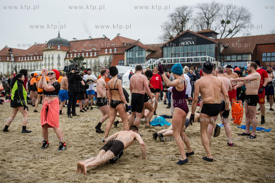 Plaża w Sopocie. Charytatywne morsowanie, w czasie...