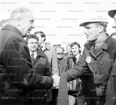 I sekretarz KC PZPR Edward Gierek wita sie ze stoczniowcami...