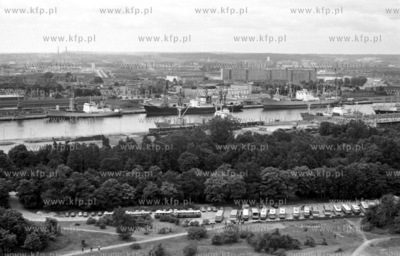 Gdansk Westerplatte, kanal portowy a w glebi dzilnica...