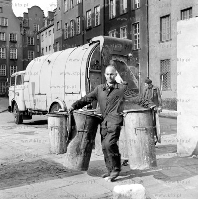 Wywozenie smieci z gdanskiej starowki. 7.04.1973  3kwiecien72z_kosycarz_p24a...