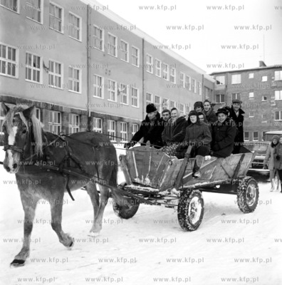 Furmanka z mieszkancami Zukowa jada na wybory do Rad...
