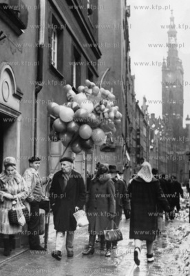 Uliczna sprzedaż baloników w okresie karnawału na...