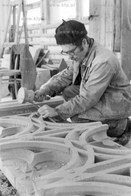 Piotr Kozioł, pracownik pracowni kamieniarskiej PKZ...